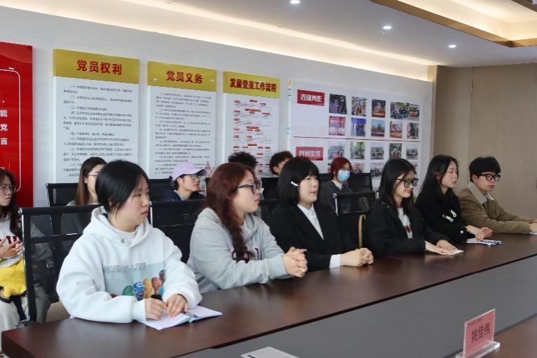 会议室里的人们描述已自动生成