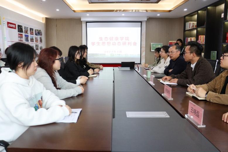 会议室里的人们描述已自动生成