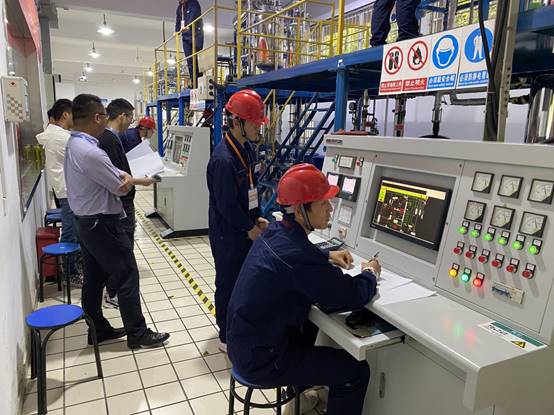 说明: C:\Users\LFF\Desktop\2021中职“化工”比赛\比赛现场照片\QQ图片20210423141849.jpg