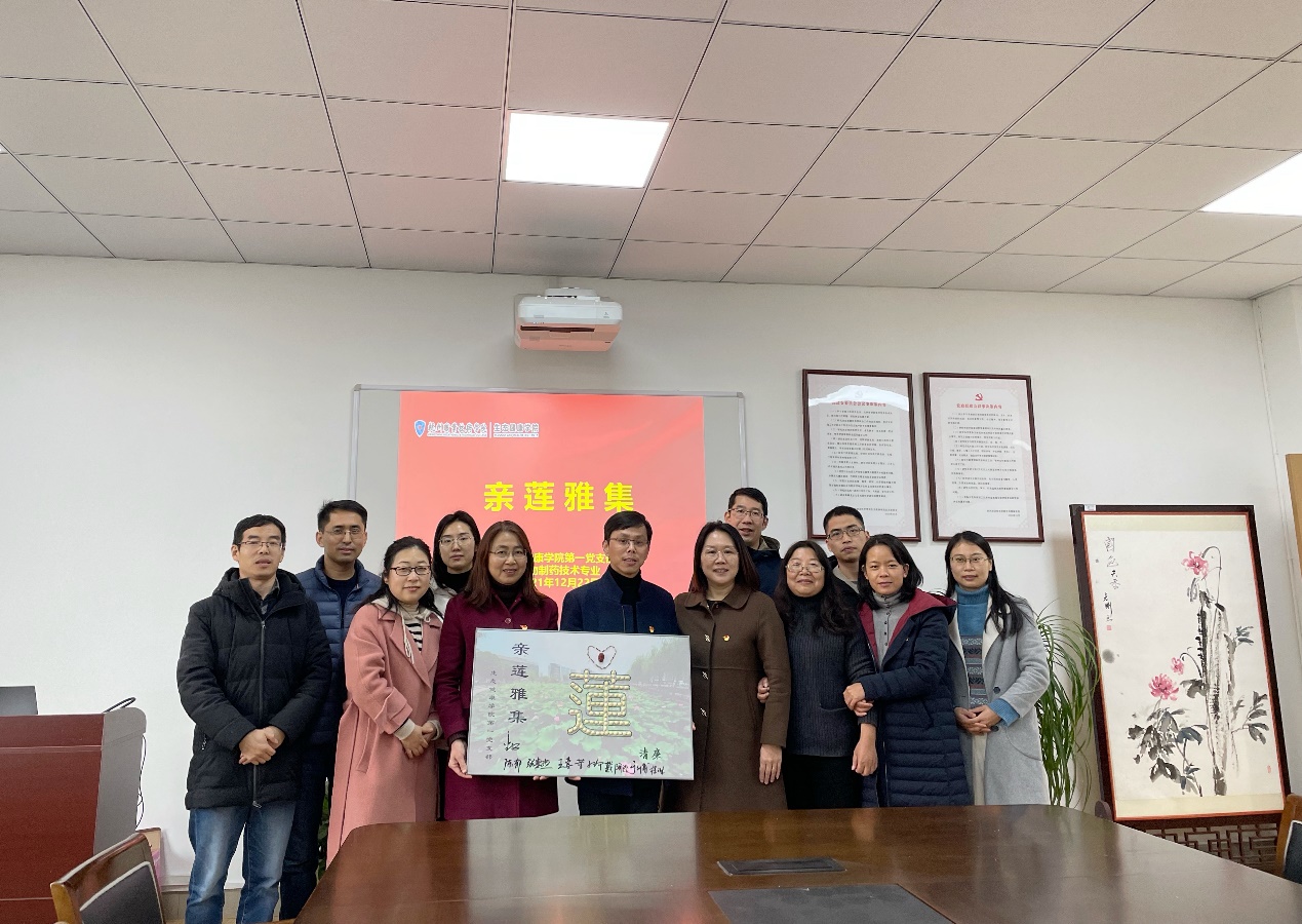 说明: 一群人站在房间里描述已自动生成